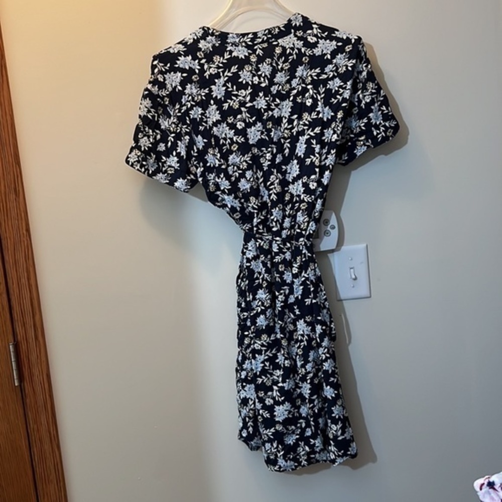Blue floral size medium dress with tie - Picture 2 of 2